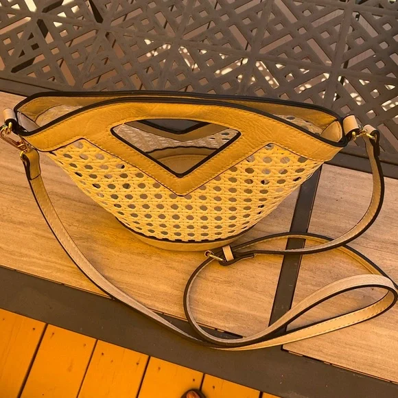 Lightweight summer crossbody bucket purse - Picture 3 of 9